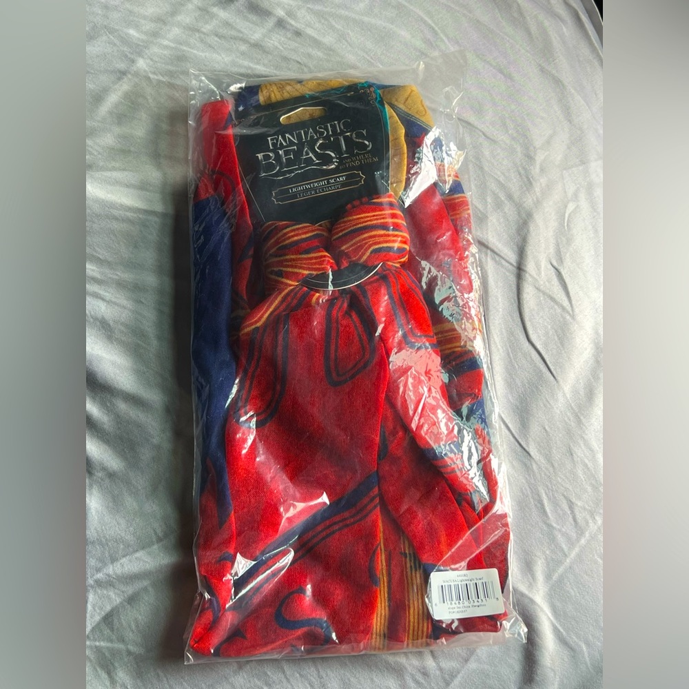 Fantastic Beasts Red & Blue Macusa Lightweight Scarf (NWT)